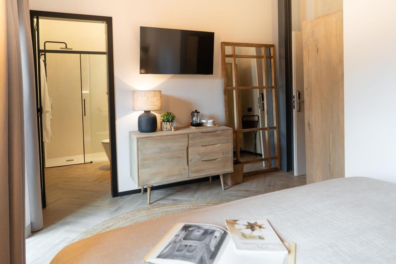 Amiras Homes Collection